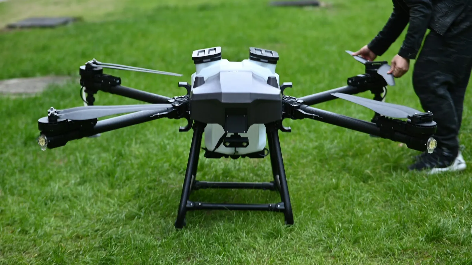 Agricultural Crop-Protection Drone Guide: Crop Monitoring, Farm-Supply Transport and Made-to-Order (Distributor View)