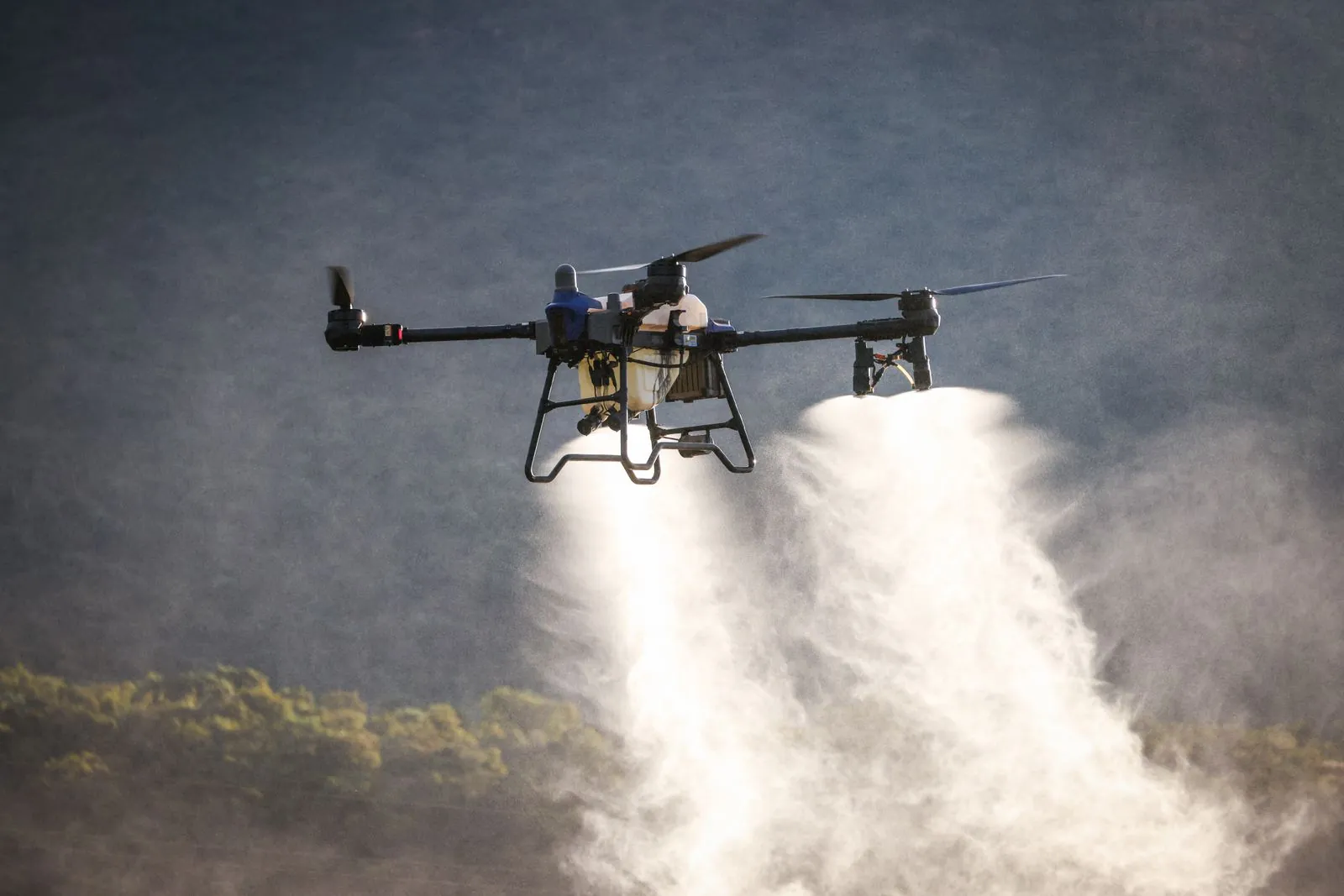 dron agrícola pulverizando tratamiento sobre un campo de arroz