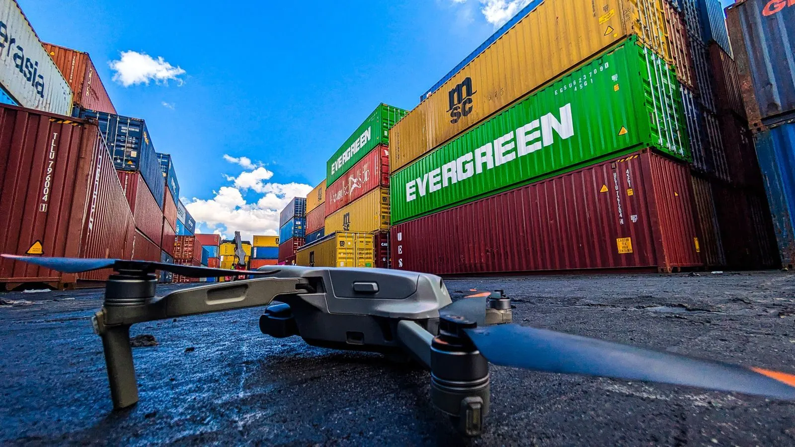 Dron de logística en un patio de contenedores de envío