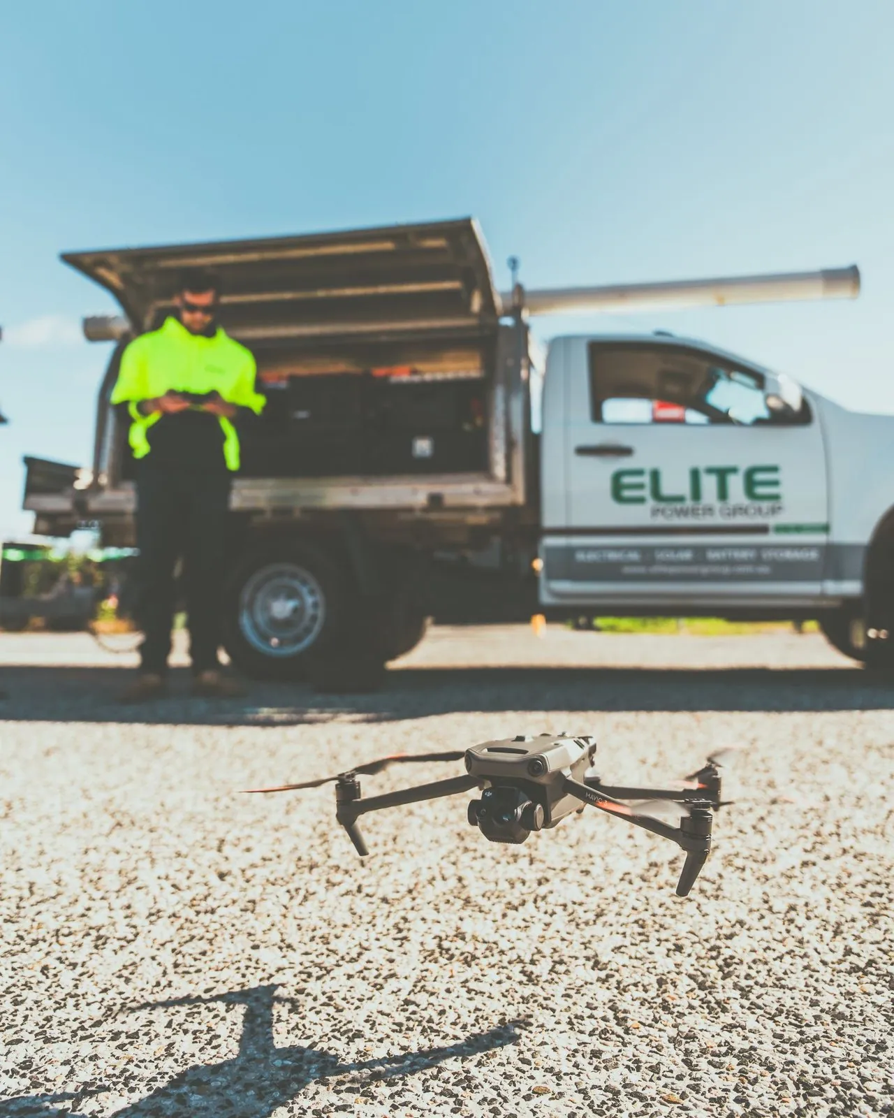 inspección térmica con dron de un parque solar mostrando celdas defectuosas