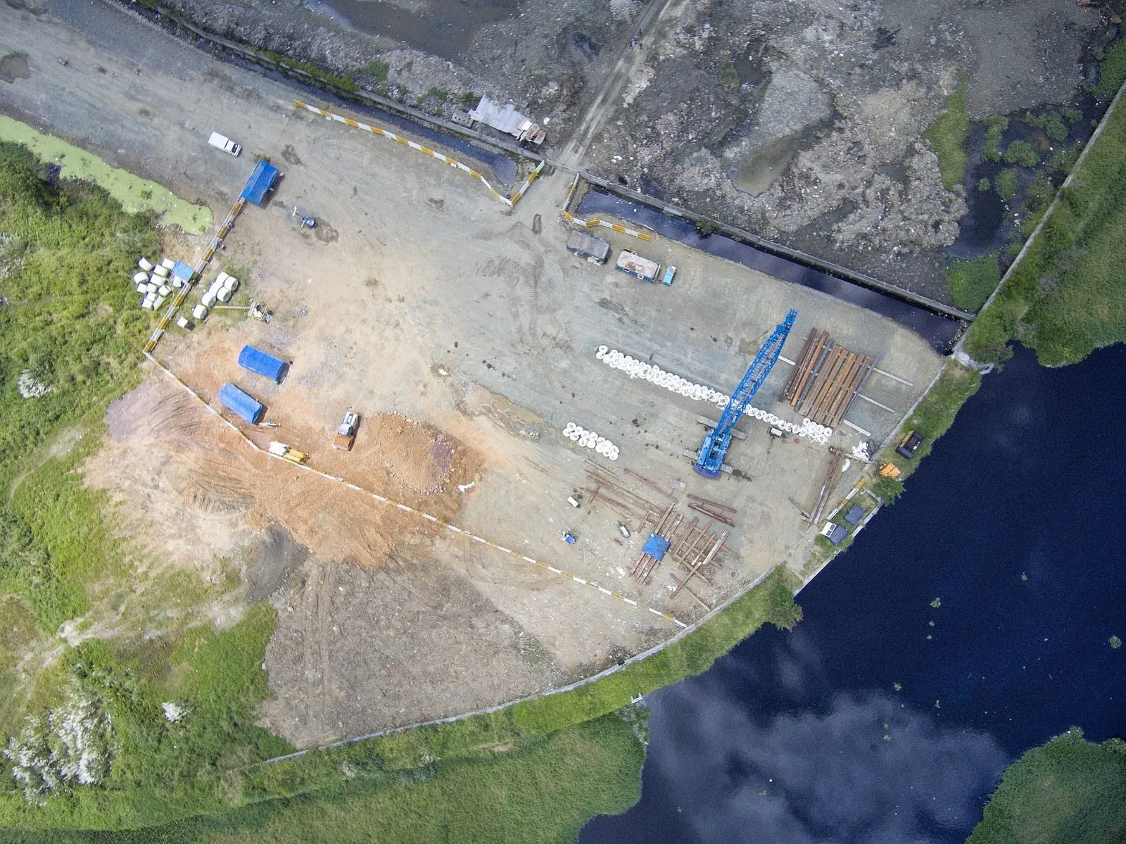 dron comercial realizando topografía en una obra de construcción