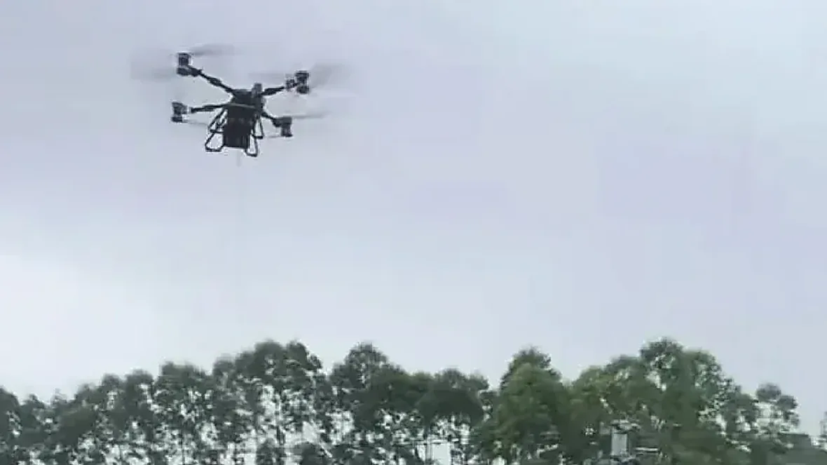 طائرة Matrice 400 في وضع التحليق الثابت تحمل جهاز إلقاء، والحمولة المعلقة واضحة