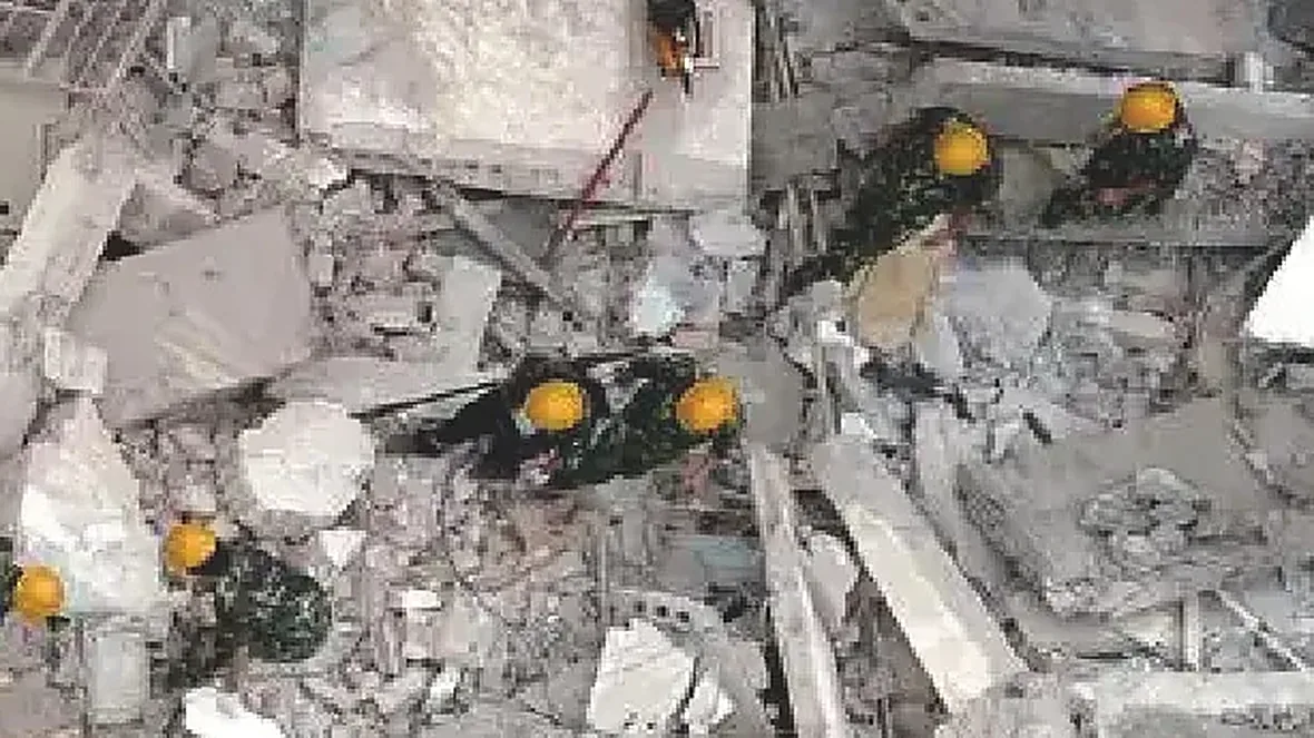 مبنى منهار بعد زلزال، وعمال إنقاذ يبحثون بين الأنقاض، والممر الأرضي مغلق والإمدادات تحتاج إلى تسليم جوي